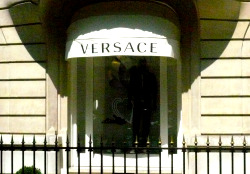 File:Versace, 45 Avenue Montaigne, 75008 Paris, France November